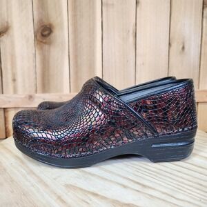 Dansko XP Clogs Shoes Womens 8 38 Black Red Snake Print Leather Comfort Work